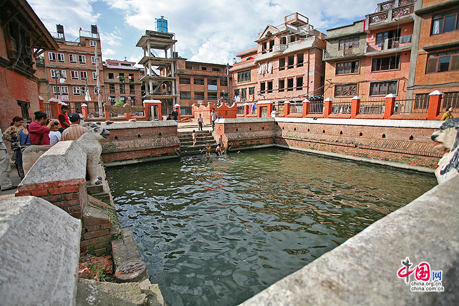 KUMBESHWAR寺水池在一片居民樓的包圍下