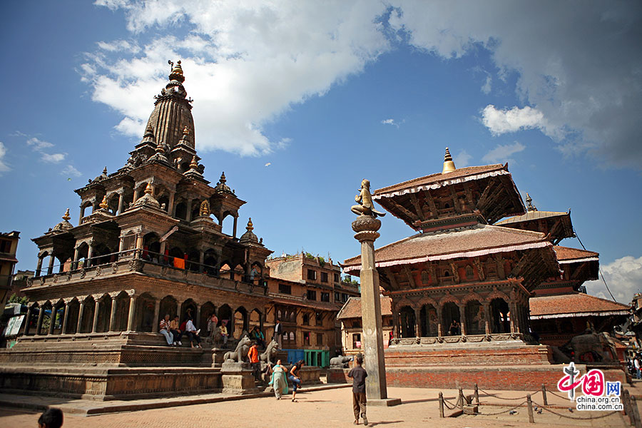 葛魯達跪拜于黑天寺（KRISHNA MANDIR）前