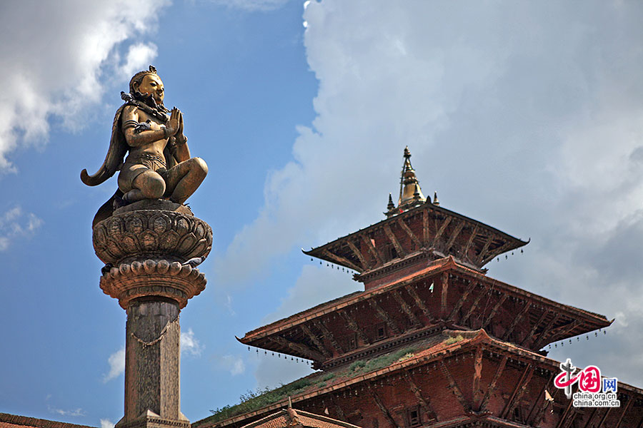 葛魯達跪拜于黑天寺（KRISHNA MANDIR）前