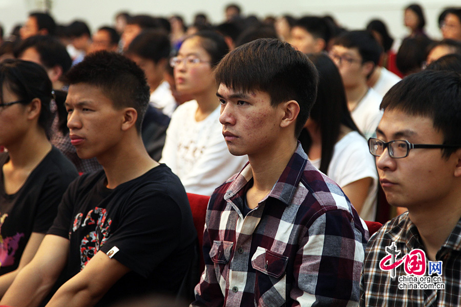2015年4月27日下午，由中國扶貧基金會主辦的“新長城·孟麗紅助學基金捐贈儀式暨愛心見面會”、“女大學生創業平臺建設項目”啟動儀式在北京人民大會堂隆重舉行。圖為現場的學生代表。 中國網記者 戴凡/攝影