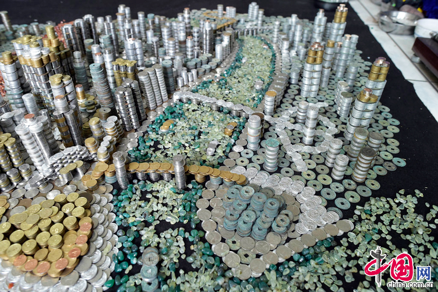 2015年4月29日，重慶小夥用5萬枚硬幣堆出重慶城，引來不少網友點讚。 圖片來源：CFP