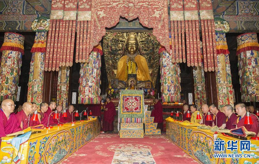 （XHDW）班禅为尼泊尔和我国西藏地震灾区举行祈福法会
