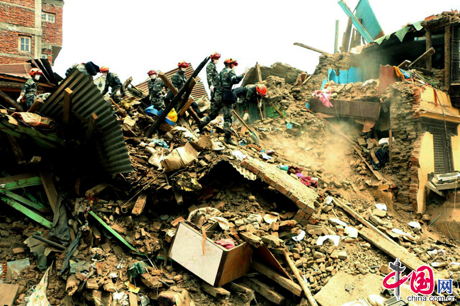 4月30日，救援隊在岡加普爾一處完全震挎的廢墟上，進行搜尋。 中國網圖片庫董少維 攝