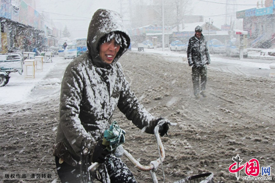  5月3日凌晨，受强冷空气影响，位于内蒙古大兴安岭林区的牙克石市图里河镇、库都尔镇、根河市普降大雪。降雪持续十七个小时，积雪厚度达17cm，图里河镇局地积雪厚度更是达到50cm。