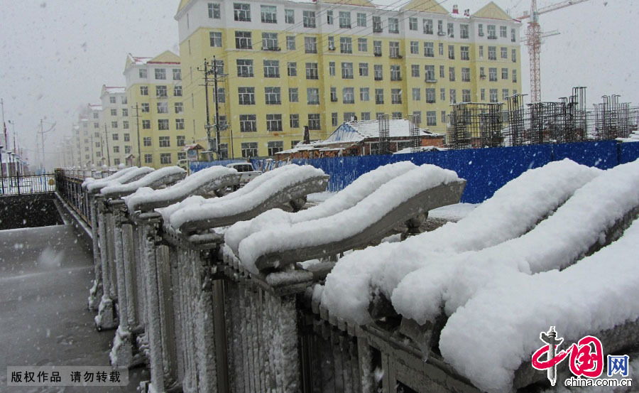 5月3日，在内蒙古牙克石市图里河镇，城区被大雪覆盖。中国网图片库 王伟摄 
