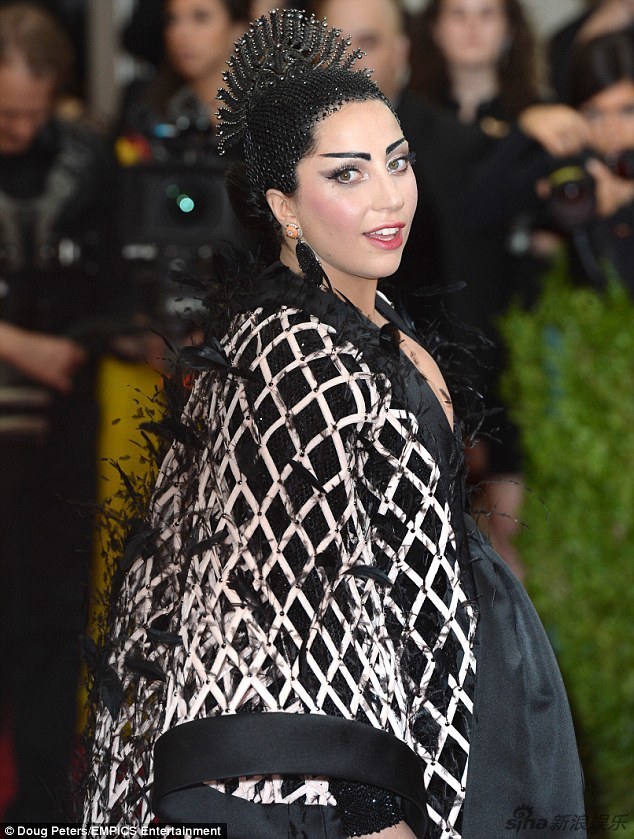 组图:Lady Gaga扮暗黑孔雀 诡异风压迫感十足