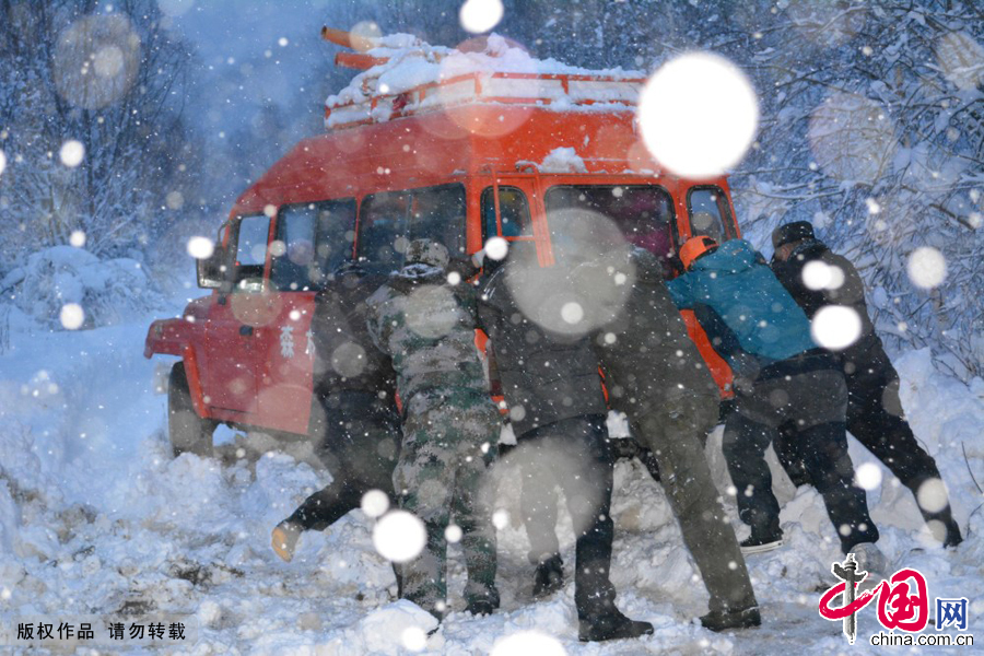  5月4日凌晨，受强冷空气影响，位于内蒙古呼伦贝尔的牙克石市、根河市等地遭遇强降雪天气，部分地区积雪厚度达80cm。大雪导致呼伦贝尔市境内部分地区公路中断，10余辆车50余名游客在牙克石市乌尔旗汉林业局西日特其大岭处被困。