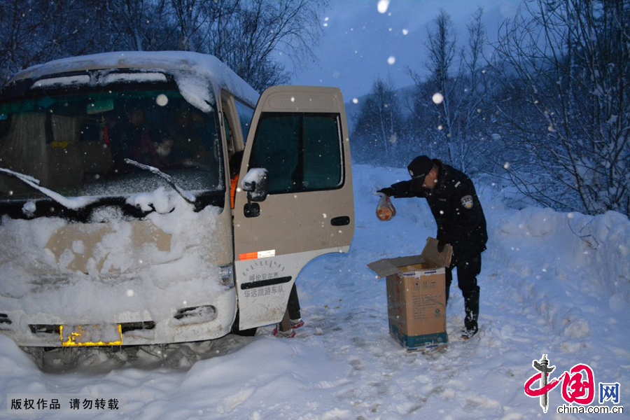 5月4日凌晨，受强冷空气影响，位于内蒙古呼伦贝尔的牙克石市、根河市等地遭遇强降雪天气，部分地区积雪厚度达80cm。大雪导致呼伦贝尔市境内部分地区公路中断，10余辆车50余名游客在牙克石市乌尔旗汉林业局西日特其大岭处被困。