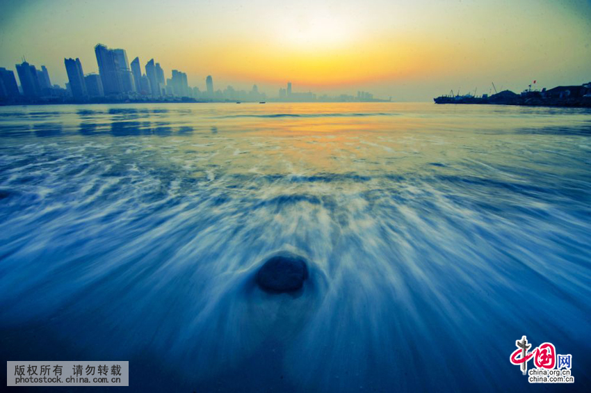 2015年5月5日，律动的海潮涌向沙滩，浮山湾迎来中国最美海上日出。（中国网图片库 王海滨/摄影）