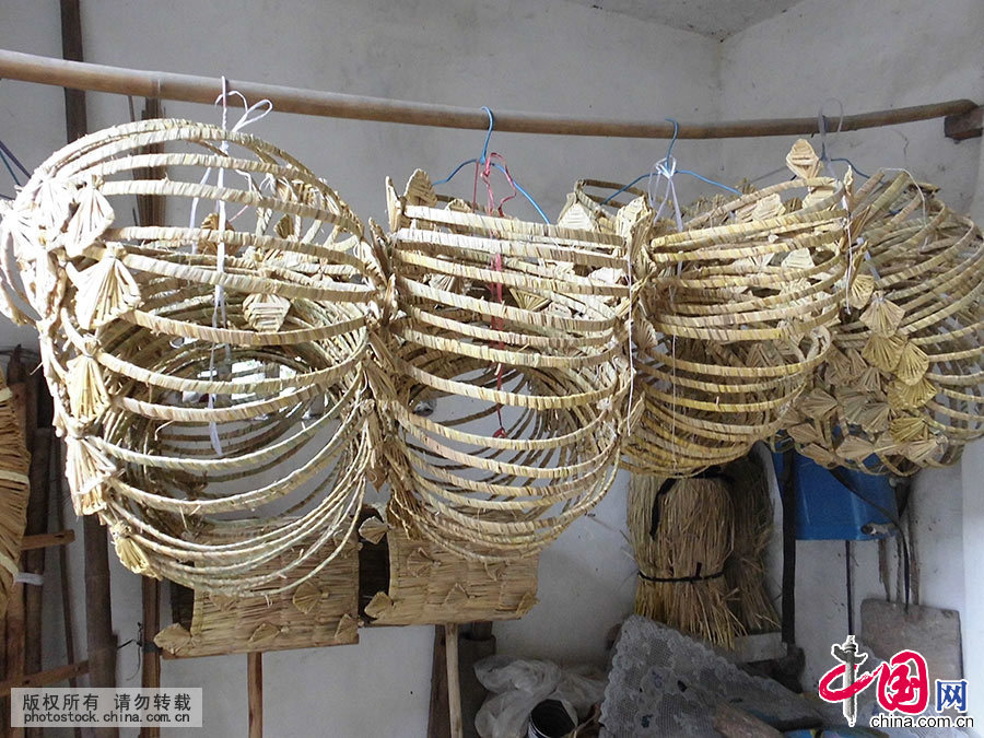 图为编织好的草龙龙骨。中国网图片库 洪永林/摄
