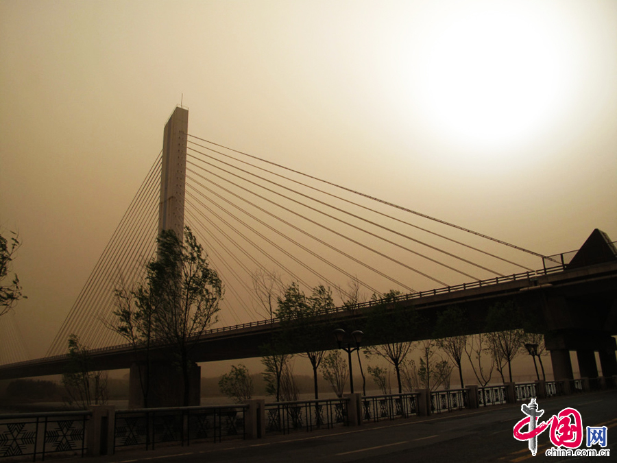 2015年5月5日，吉林省吉林市遭遇沙塵天氣，天昏地暗，空氣污染指數達到500，嚴重污染。 中國網圖片庫 朱萬昌攝影