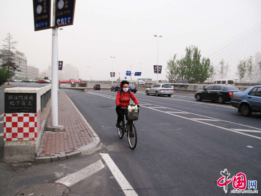 2015年5月5日，吉林省吉林市遭遇沙塵天氣，天昏地暗，空氣污染指數達到500，嚴重污染。中國網圖片庫 朱萬昌攝影