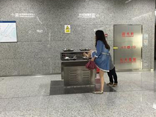 武汉:女子地铁站用直饮水洗脚 遭劝阻无悔意