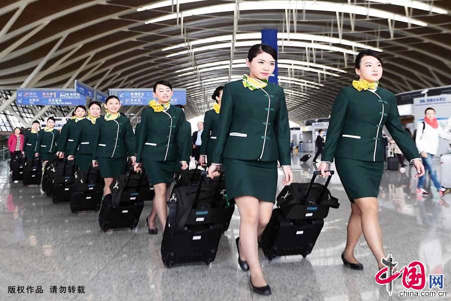 2015年5月7日，春秋航空90多条国内航线和上海到高雄、台北的两岸航线上，旅客们将有机会邂逅中国大陆第一批台湾籍空乘。24位台湾空乘在上海浦东机场正式亮相，加盟春秋航空客舱队伍。