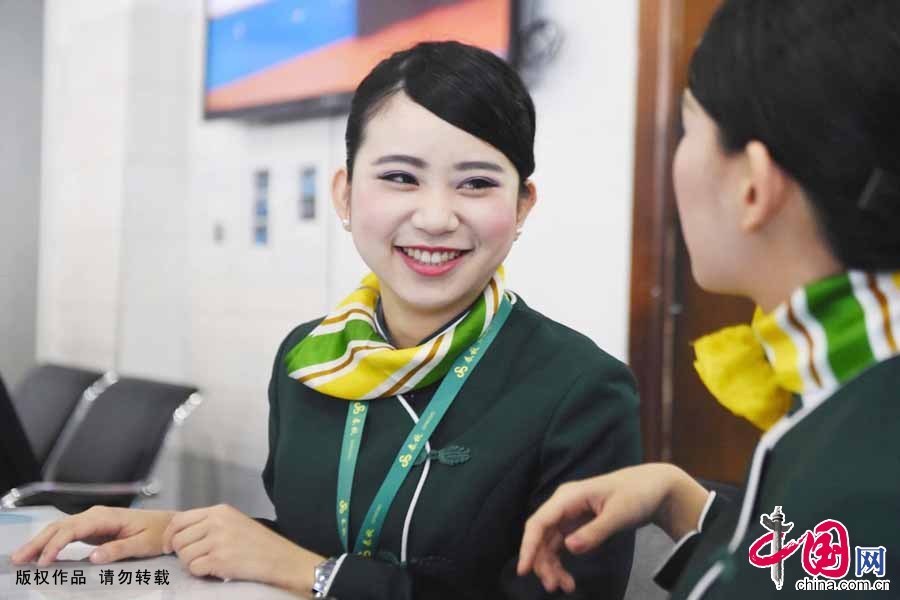 2015年5月7日，春秋航空90多条国内航线和上海到高雄、台北的两岸航线上，旅客们将有机会邂逅中国大陆第一批台湾籍空乘。24位台湾空乘在上海浦东机场正式亮相，加盟春秋航空客舱队伍。