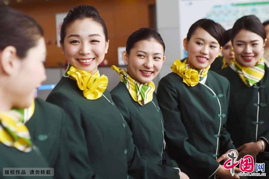 2015年5月7日，春秋航空90多条国内航线和上海到高雄、台北的两岸航线上，旅客们将有机会邂逅中国大陆第一批台湾籍空乘。24位台湾空乘在上海浦东机场正式亮相，加盟春秋航空客舱队伍。