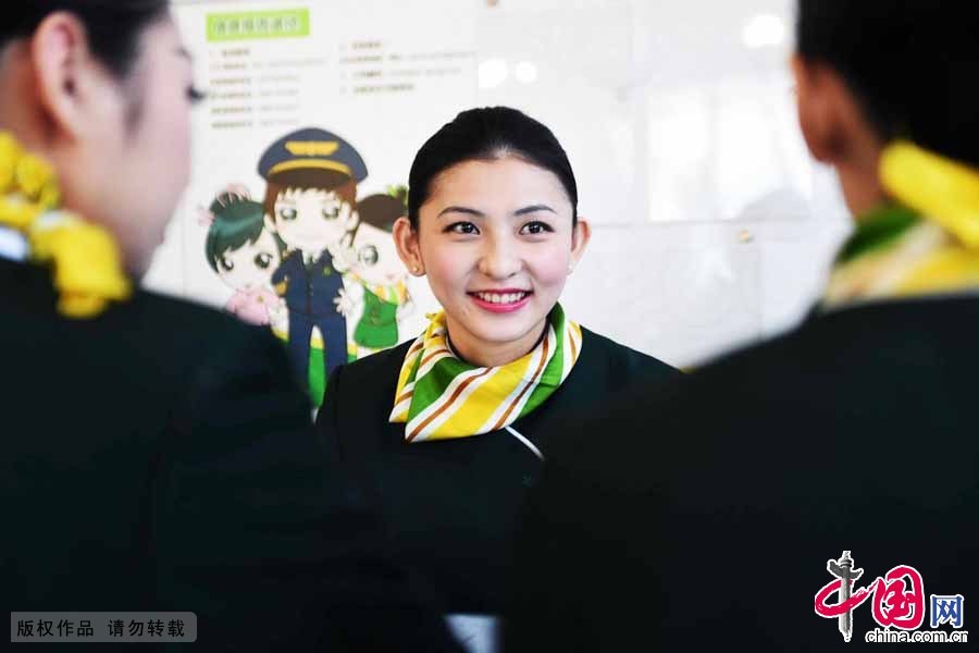 2015年5月7日，春秋航空90多条国内航线和上海到高雄、台北的两岸航线上，旅客们将有机会邂逅中国大陆第一批台湾籍空乘。24位台湾空乘在上海浦东机场正式亮相，加盟春秋航空客舱队伍。