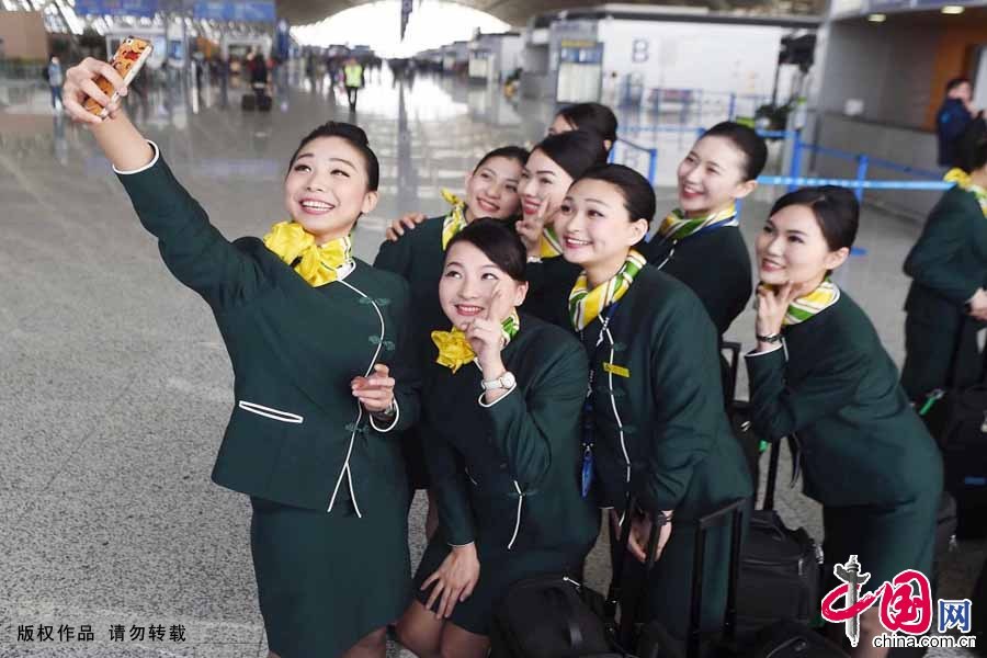 2015年5月7日，春秋航空90多条国内航线和上海到高雄、台北的两岸航线上，旅客们将有机会邂逅中国大陆第一批台湾籍空乘。24位台湾空乘在上海浦东机场正式亮相，加盟春秋航空客舱队伍。