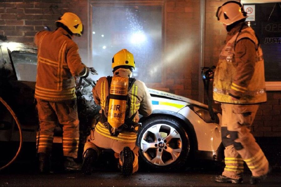 英国一计票站外警车发生爆炸 或有人恶意为之[组图]