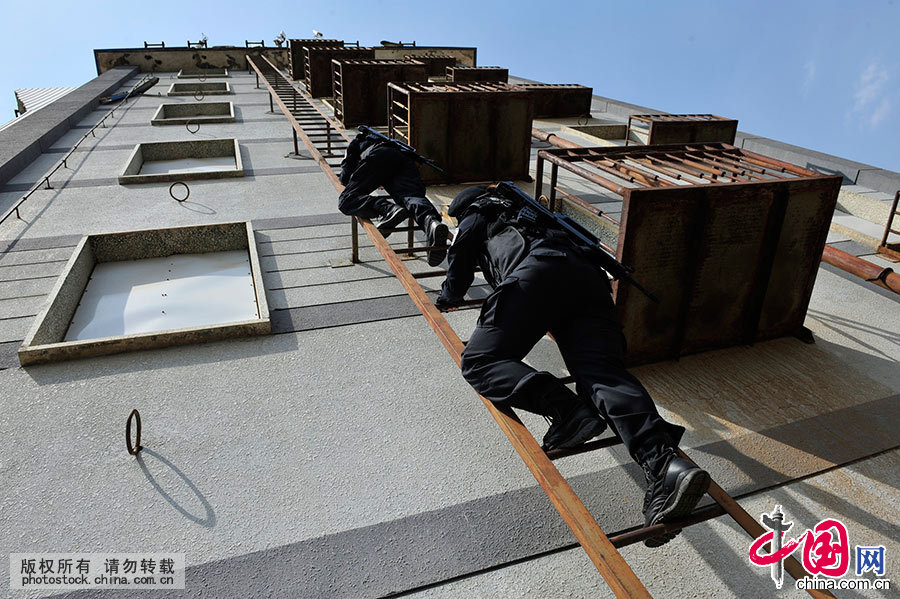 女特警队员蒙亚青、王颖在进行攀爬与速降训练。现在她们从10层高的楼顶垂直速降到地面只需3秒。中国网图片库 王伟/摄 