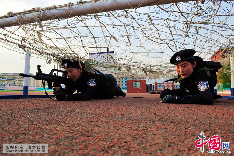 女特警队员蒙亚青、王颖与其他男特警们在进行反恐和处突演练。中国网图片库 王伟/摄 