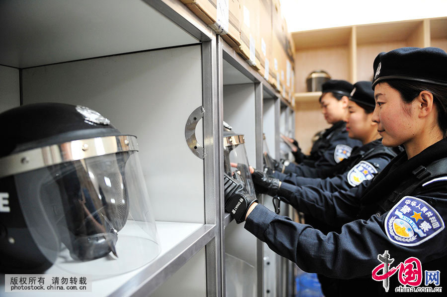 蒙亚青、王颖在整理警用装备。中国网图片库 王伟/摄 