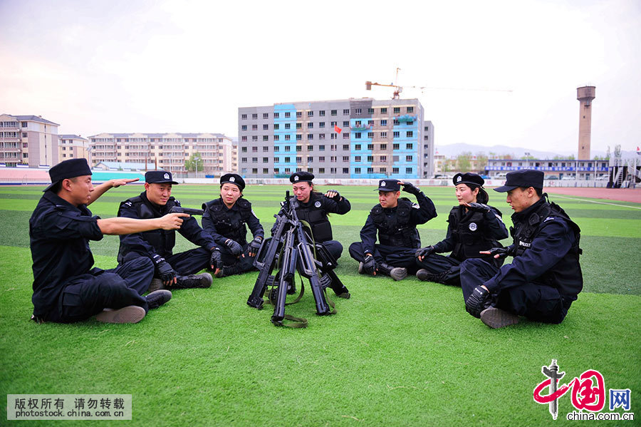 蒙亚青、王颖与其他男特警们在进行作战手语练习。中国网图片库 王伟/摄 
