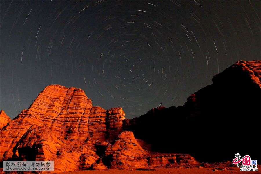 5月8日凌晨拍摄的新疆哈密雅丹星轨景观。中国网图片库 蔡增乐/摄