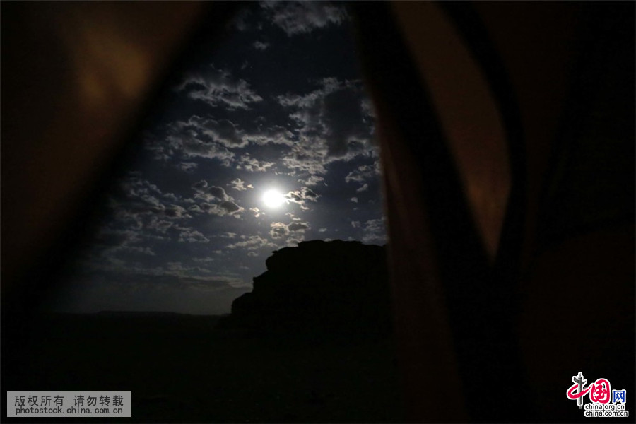5月8日凌晨，透过帐篷新疆哈密雅丹群落里月光皎洁。中国网图片库 蔡增乐/摄