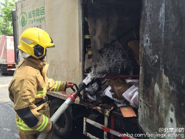 一辆货车行驶途中冒烟 在北京消防局门口灭了