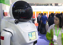 宇航员迎宾机器人亮相2015北京科博会