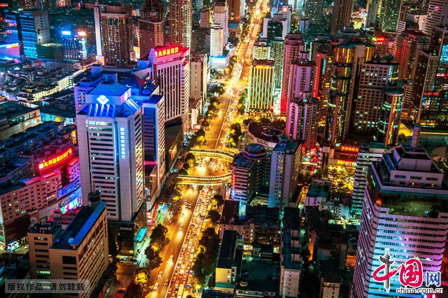  2015年5月12日，下班晚高峰时段，深圳深南大道车辆向前移动的轨迹，在建筑物和灯光的映衬下，美不胜收。中国网图片库 邓飞摄