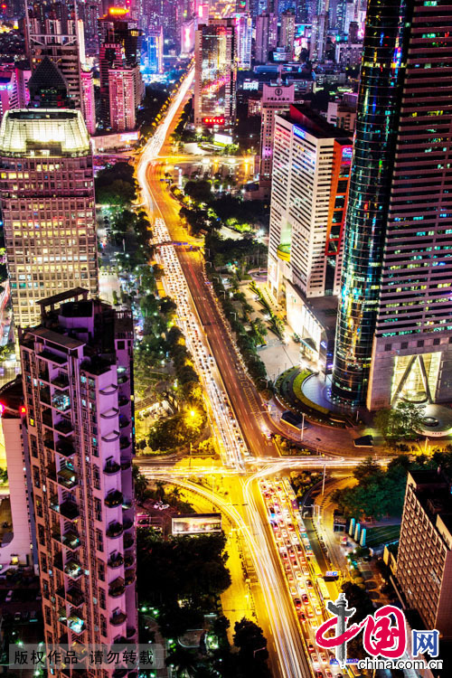2015年5月12日，下班晚高峰时段，深圳深南大道车辆向前移动的轨迹，在建筑物和灯光的映衬下，美不胜收。中国网图片库 邓飞摄