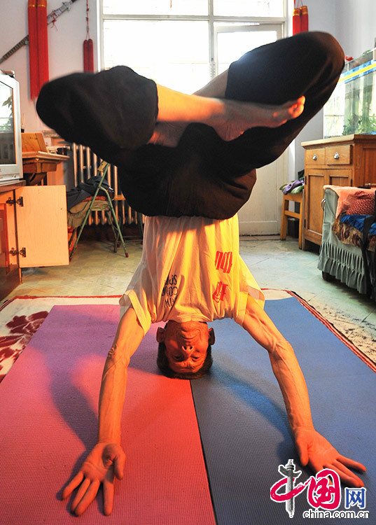 5月14日，84歲的侯振山在家練習瑜伽。中國網圖片庫 陳曉東/攝