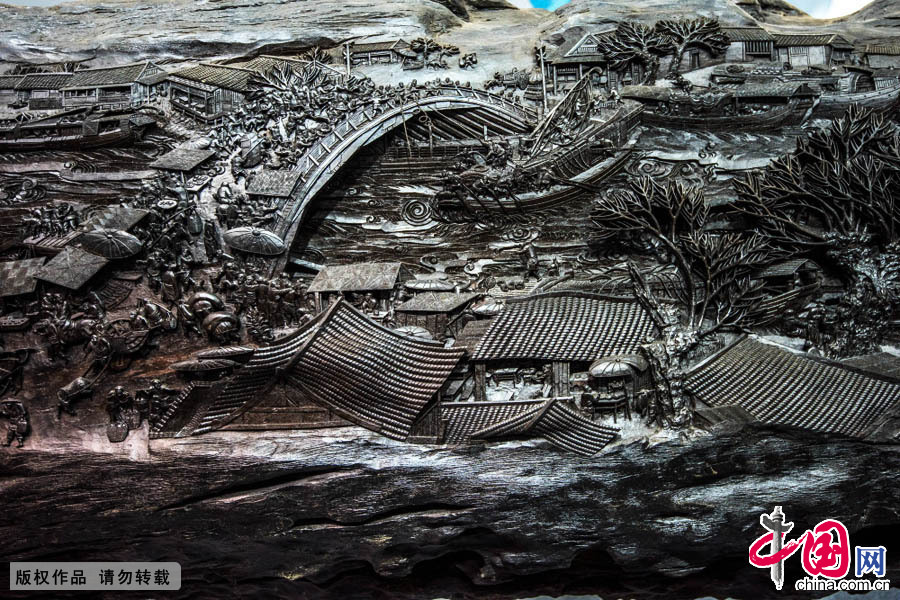 圖為烏木根雕《清明上河圖》局部細節特寫。中國網圖片庫 鄧飛攝