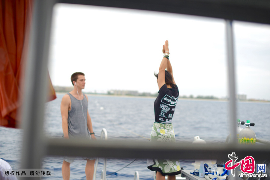 当日时间5月11日，第六届自由潜水比赛（Deja Blue 6）在加勒比海的大开曼岛开赛。图为5月4日，陆文婕和比赛选手边交流边训练。