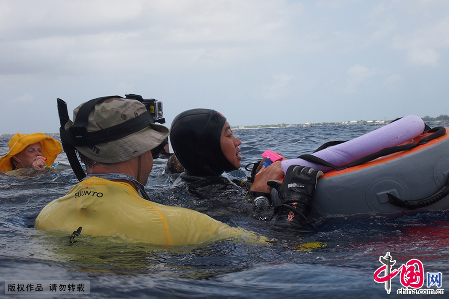 当日时间5月11日，第六届自由潜水比赛（Deja Blue 6）在加勒比海的大开曼岛开赛。图为陆文婕在比赛中。 