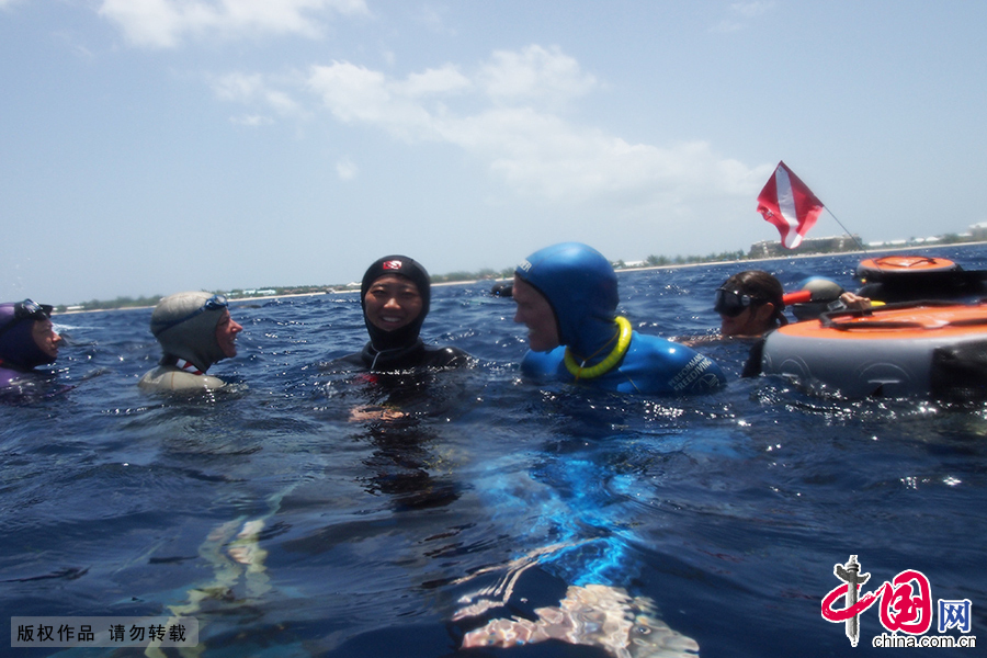 當日時間5月11日，第六屆自由潛水比賽（Deja Blue 6）在加勒比海的大開曼島開賽。圖為陸文婕在比賽中。