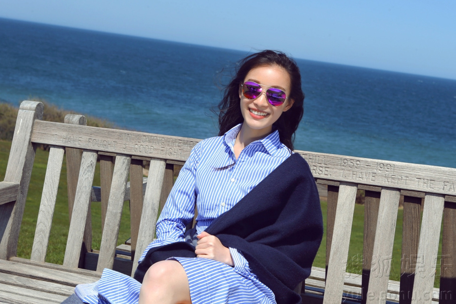 倪妮曝长岛游玩特辑 海蓝主题展清新明媚