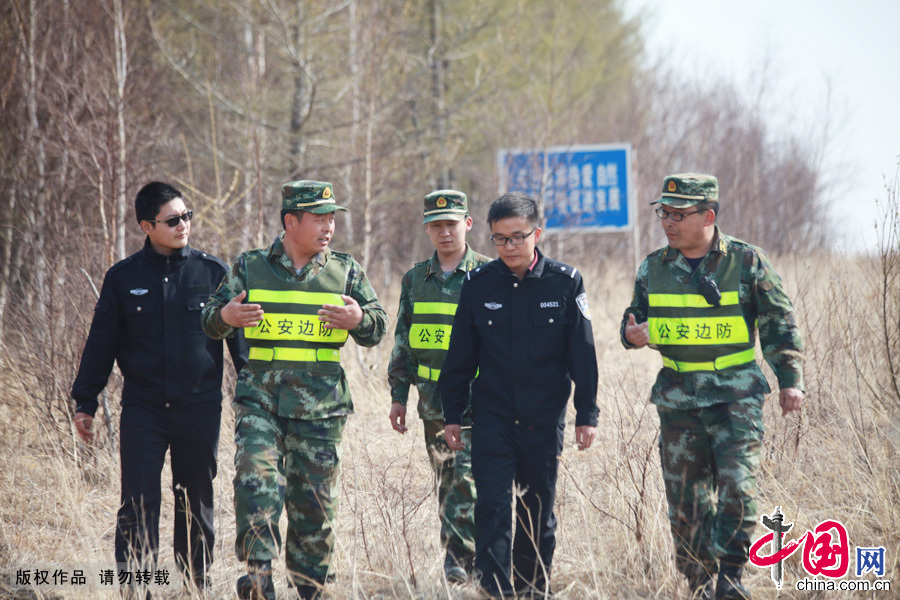 5月18日，锡林郭勒盟公安边防支队官兵联合森林公安开展边境地区巡护。中国网图片库 郭鹏杰摄