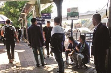 北京山寨877车站揽客去长城 专门坑骗外地游客