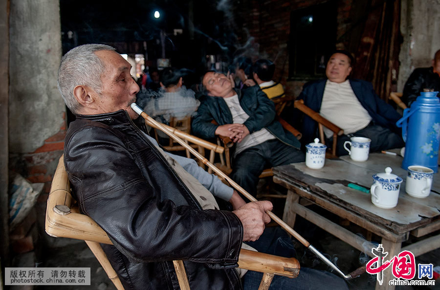 这个老人用的长杆大烟袋足有一米多长。对于茶客们来说，一袋烟二壶茶，每天如此，乐此不疲。中国网图片库 刘国兴/摄 
