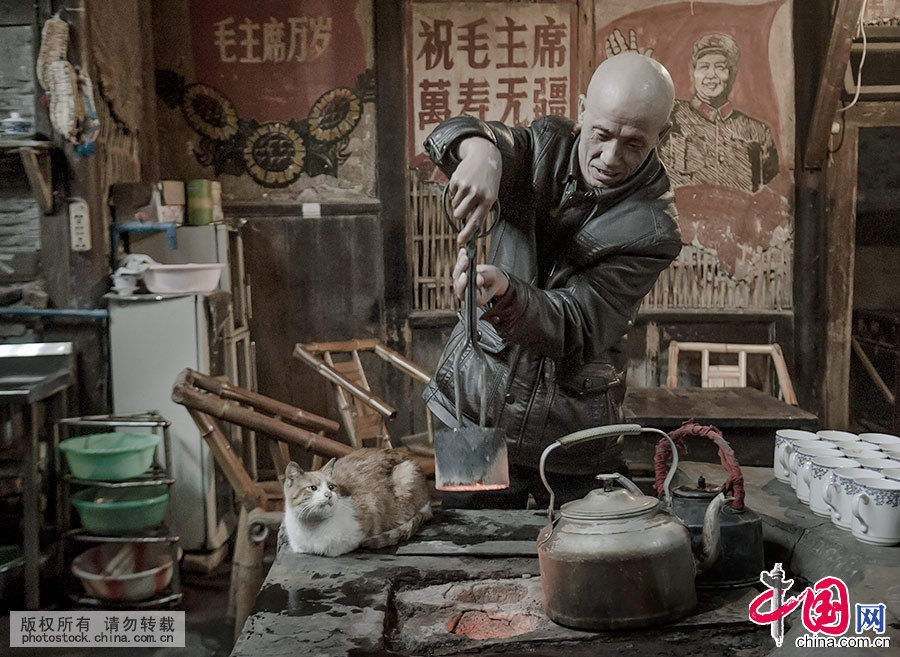 老茶馆还沿袭着使用蜂窝煤做燃料的习惯。中国网图片库 刘国兴/摄 