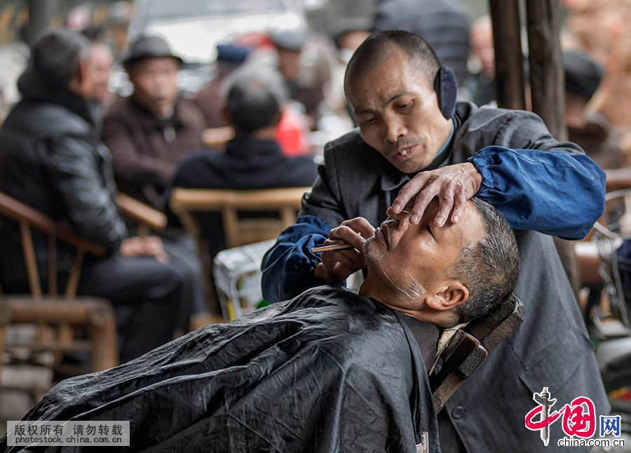 老茶客都喜欢让这里唯一的理发师理发刮脸。中国网图片库 刘国兴/摄 