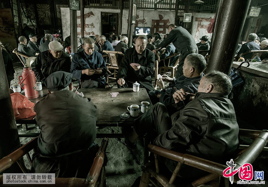  茶客都有自己的团队，每天都坐固定的桌子品茶打牌。中国网图片库 刘国兴/摄