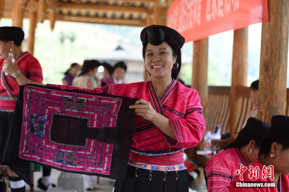 在广西龙胜各族自治县泗水乡白面瑶寨,当地红瑶妇女在进行刺绣比赛