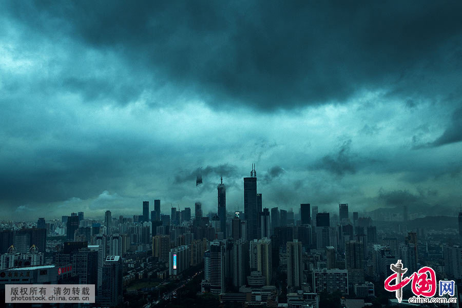  2015年5月20日，深圳遭受暴雨袭击，暴雨云团在深圳上空席卷而过，高耸的楼群在云中时隐时现，变幻莫测，犹如魔幻末日世界。 中国网图片库 邓飞/摄