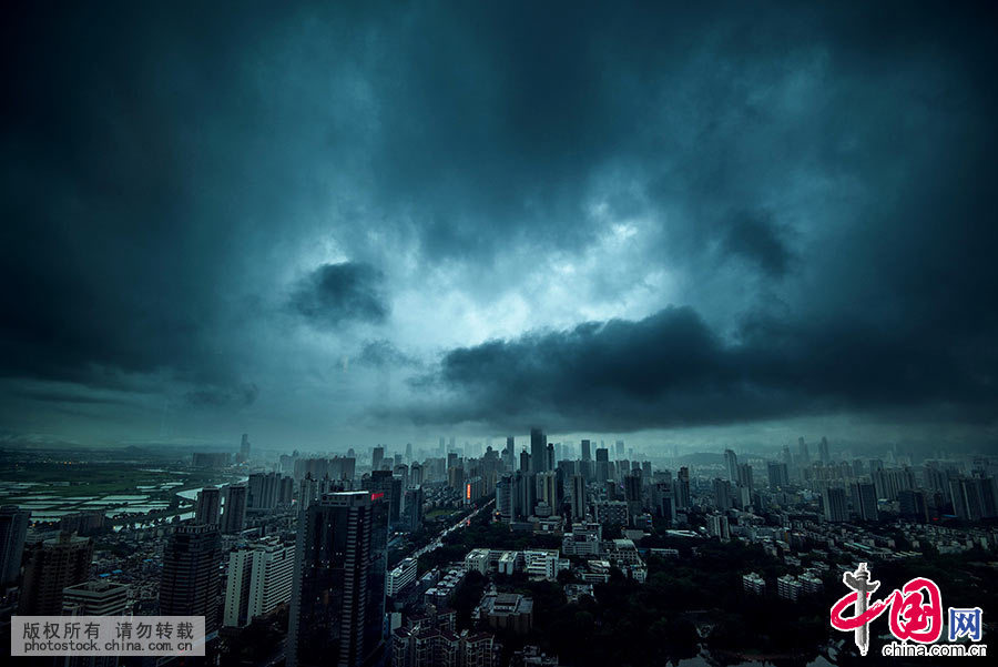  2015年5月20日，深圳遭受暴雨襲擊，暴雨雲團在深圳上空席捲而過，高聳的樓群在雲中時隱時現，變幻莫測，猶如魔幻末日世界。 中國網圖片庫 鄧飛/攝
