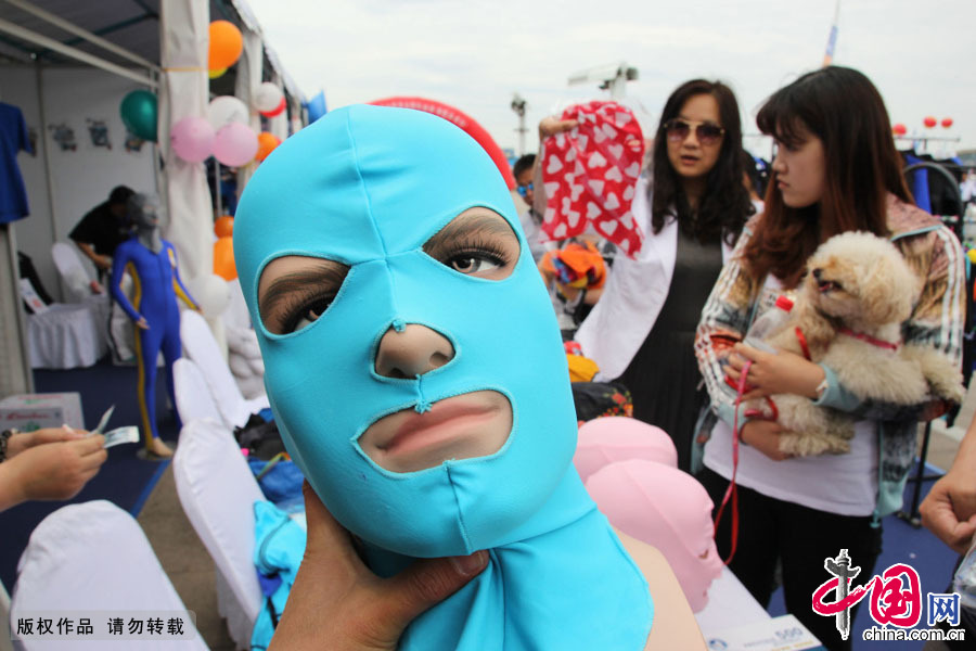 2015年5月22日，观众在青岛航博会上观赏脸基尼。中国网图片库 黄杰显摄