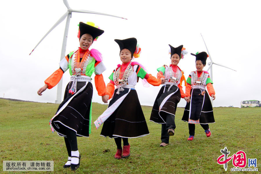  农历四月初八，是苗族同胞的传统节日“四月八”。数千名身着盛装的苗族同胞在贵阳市花溪区高坡乡云顶草场载歌载舞，欢庆这一年一度的传统节日。中国网图片库张晖摄影
